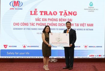 trao-tang-10.000-lieu-vaccine-dai-mien-phi-cho-doi-tuong-yeu-the